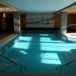 mur imprimé dans piscine