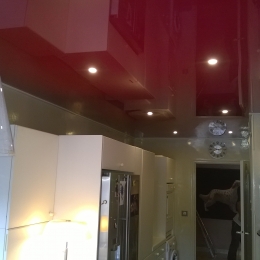 cuisine plafond laqué rouge