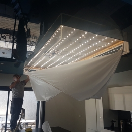la toile est mise en place dans les angles