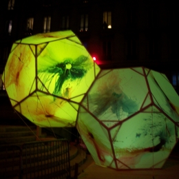 Cubes translucides éclairés fête des lumières LYON